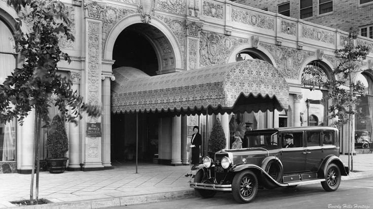 The entrance to the Beverly Wilshire Hotel at Wilshire Blvd & Rodeo Dr ...