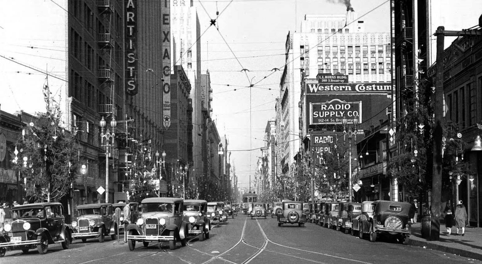 Looking-north-on-Broadway-from-just-north-of-10th-Street-later-Olympic-Blvd-Christmas-1930-1.jpg