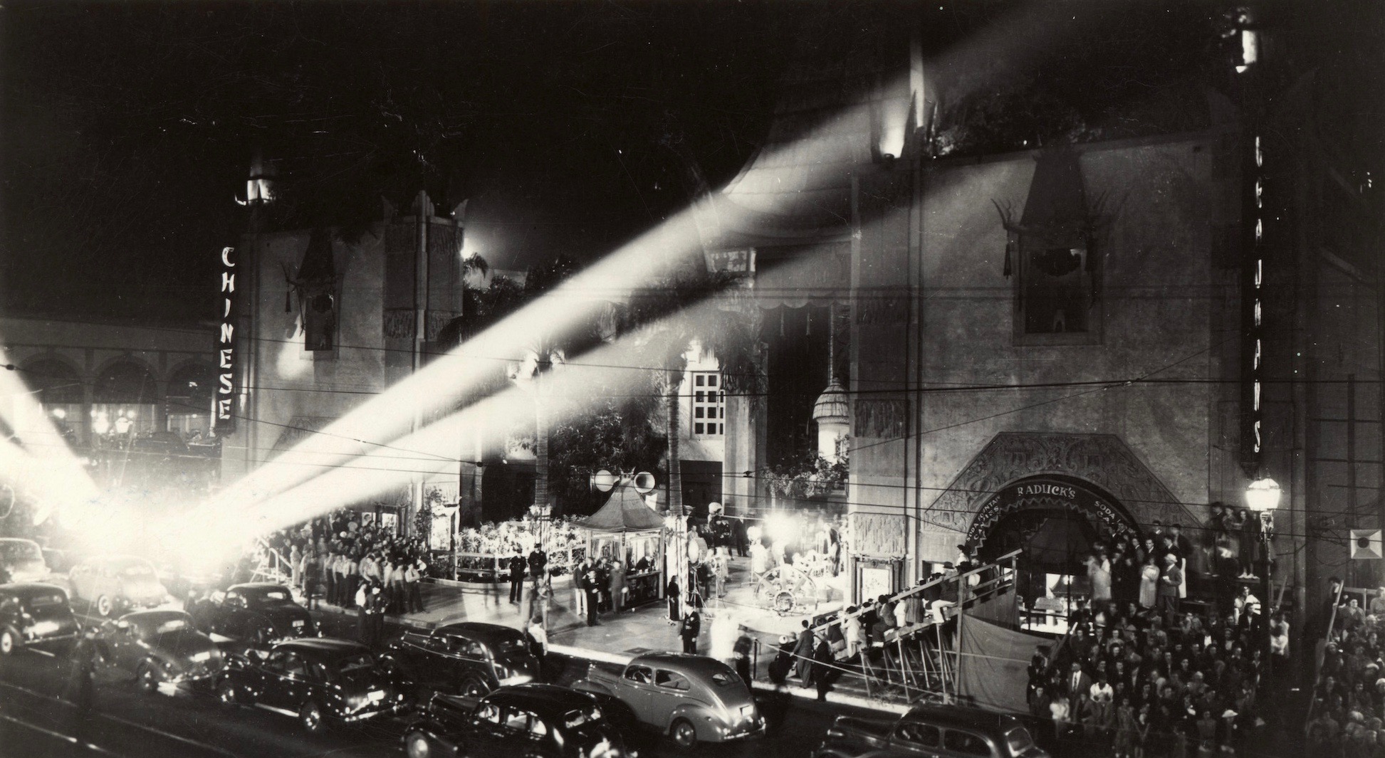 grauman-s-chinese-theater-the-night-of-the-premiere-of-mgm-s-the