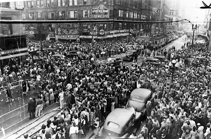 Crowds Gather To Celebrate The End Of World War II On VJ Day At ...