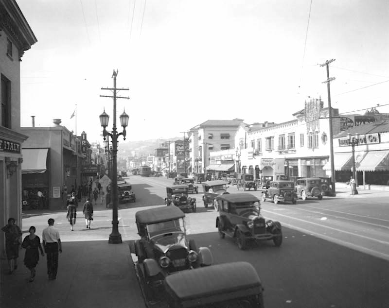 Looking west along Hollywood Blvd from Wilcox Ave, Hollywood ...