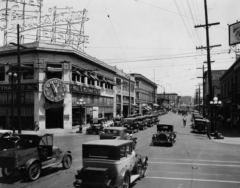 Studebaker sign at the corner of Figueroa St and Pico Blvd, Los Angeles ...